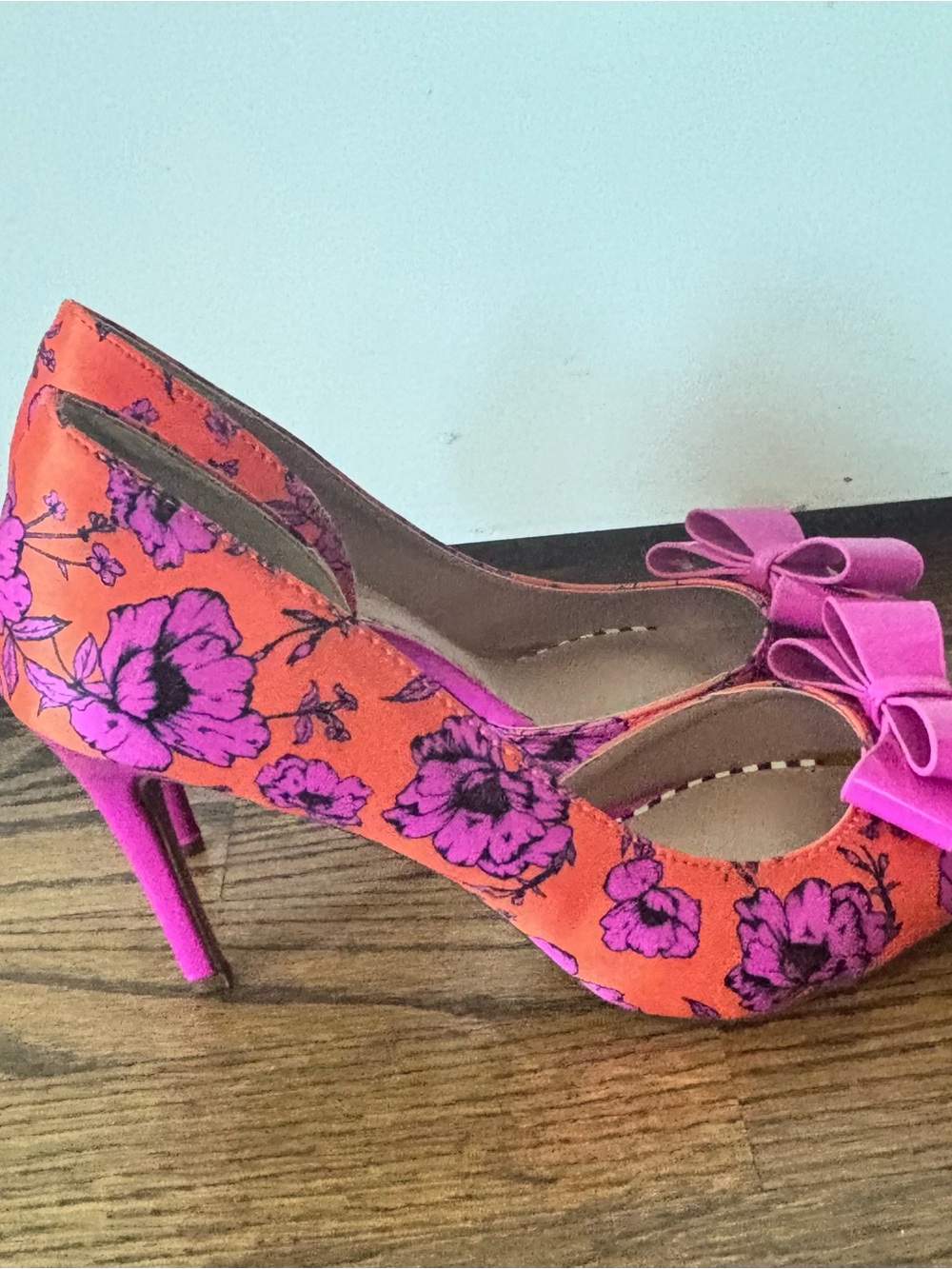 Betsey Johnson Hot Pink/Orange Floral Bowed Pumps - Picture 4 of 6